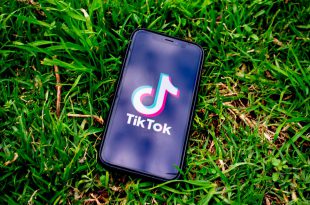 TikTok i WeChat zakazane w Stanach Zjednoczonych TikTok trafi w ręce Oracle i Walmart. TikTok zapłaci 5 miliardów dolarów podatku...