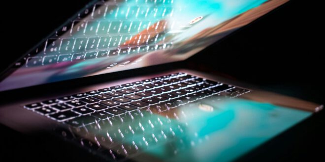 Koniec z oszustwem na kuriera Chiński producent drukarek UV udostępniał malware. Wykryto nową lukę w procesorach Intela
