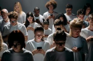 Facebook żąda dostępu do naszych telefonów! Miliony słuchawek Bluetooth z luką bezpieczeństwa.
